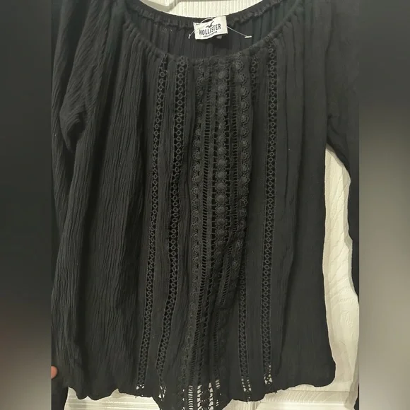 ⭐️ Hollister black flowy top. Size: medium - Picture 4 of 4